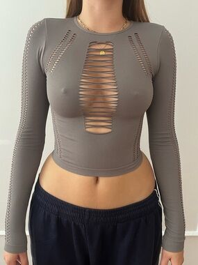 Long-Sleeve Cutout Ribbed Crop Top in Gray